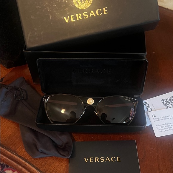 Ladies Authentic VERSACE shades ( New) with original receipt - Picture 1 of 6